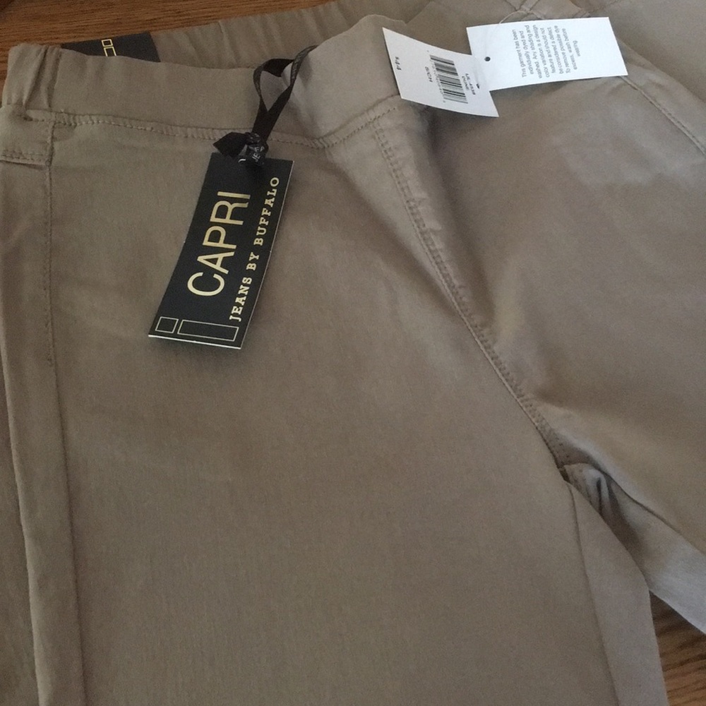 Jeans by Buffalo capris Small NWT - Picture 3 of 3